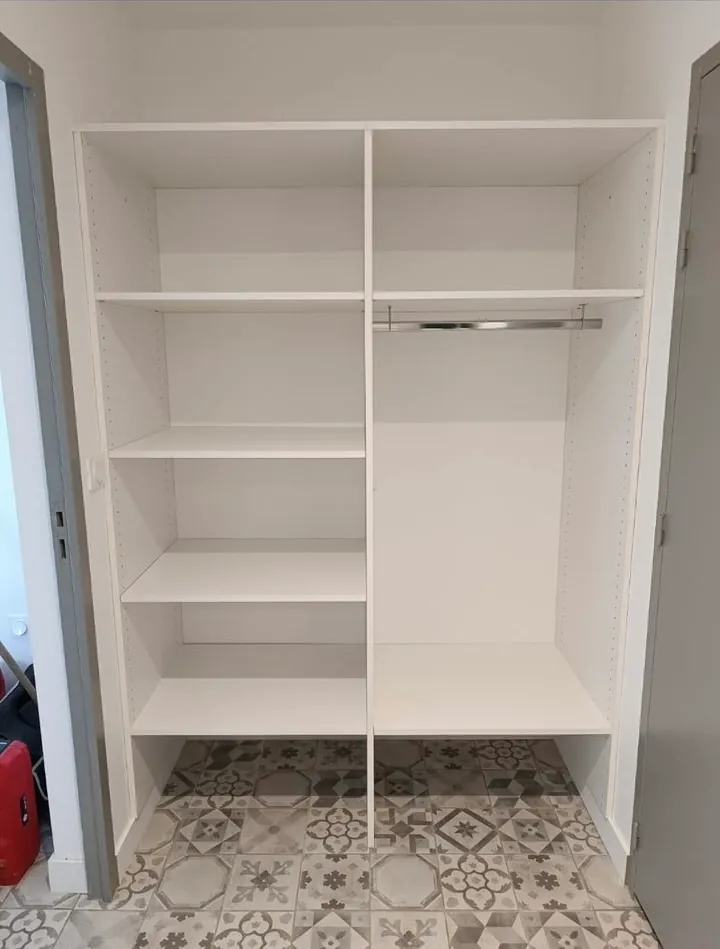 Dressing sur mesure blanc avec étagères et penderie