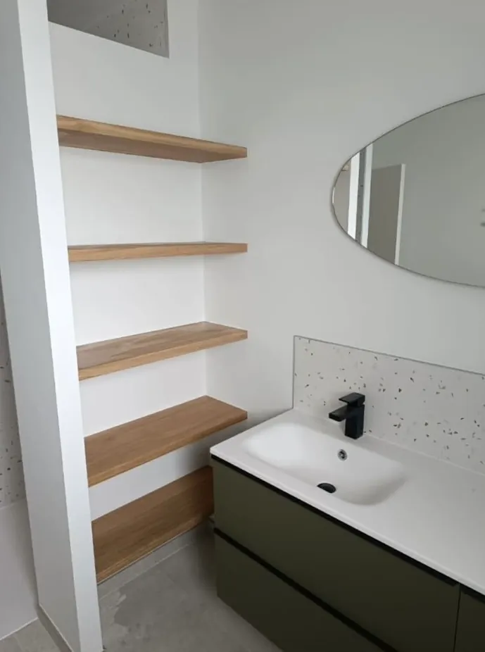 Étagères en bois sur mesure au-dessus d'un meuble vasque de salle de bain