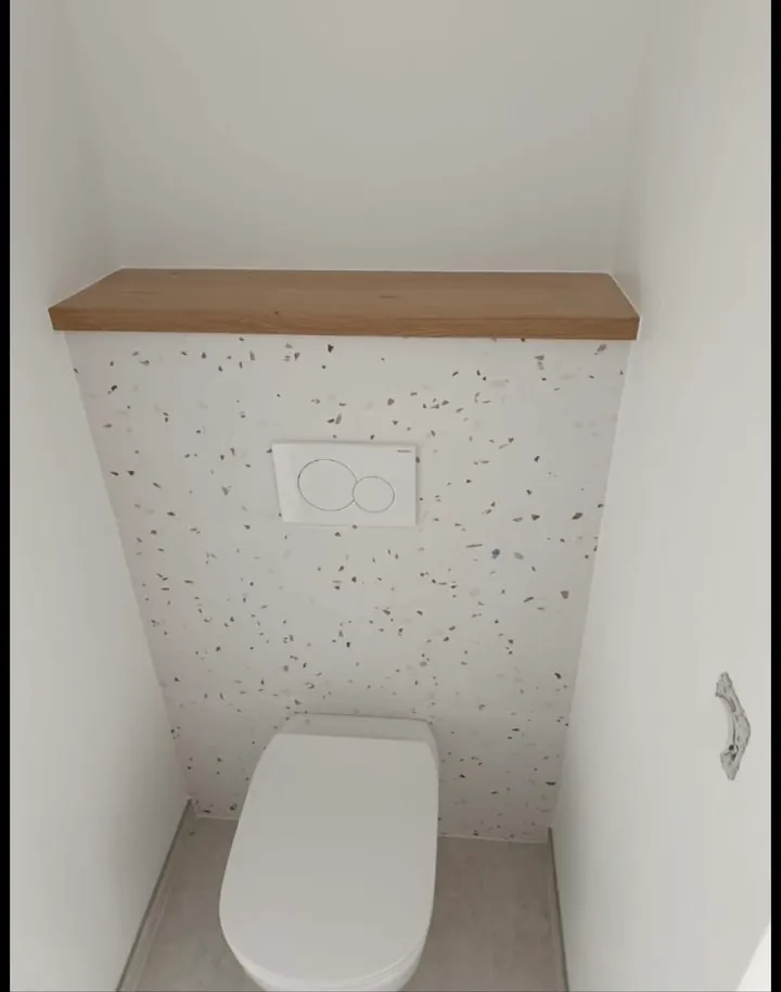 Habillage de WC suspendu en carrelage terrazzo avec tablette en bois