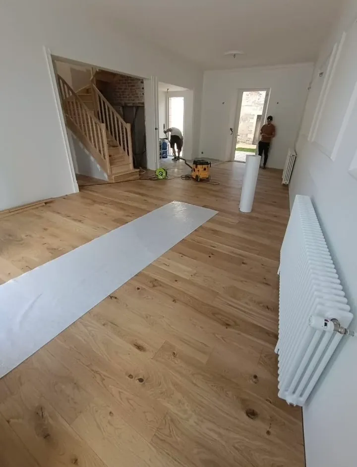 Rénovation intérieure avec parquet et escalier bois dans une maison