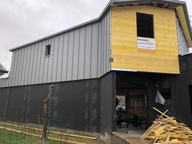 Bardage métallique et habillage bois sur un chantier de construction Belisson Ploneis