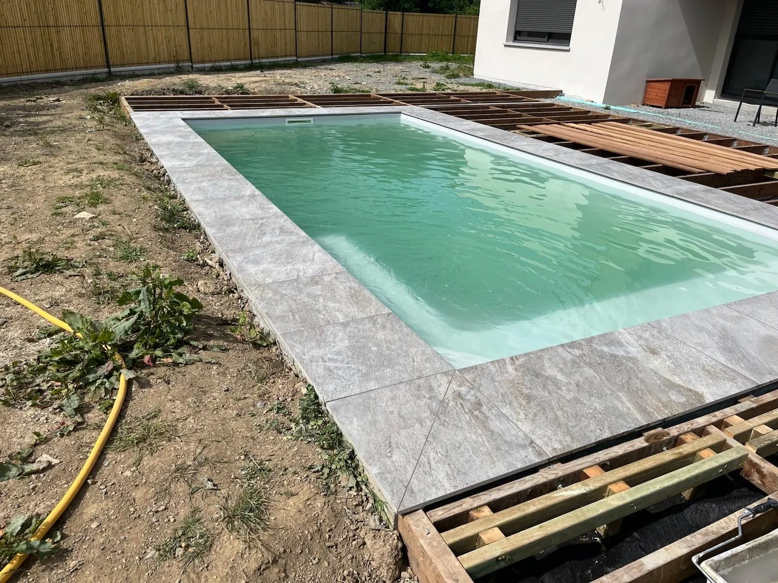 Margelles et plage de piscine habillées en carrelage effet pierre grise