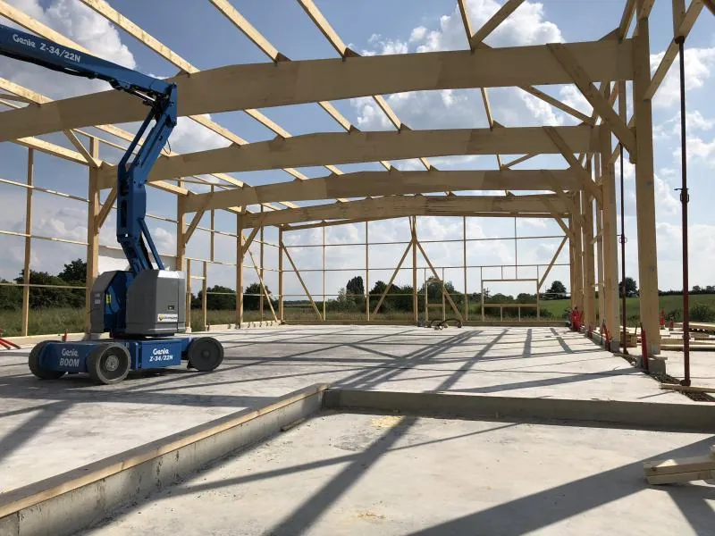Charpentier travaillant sur une toiture en bois