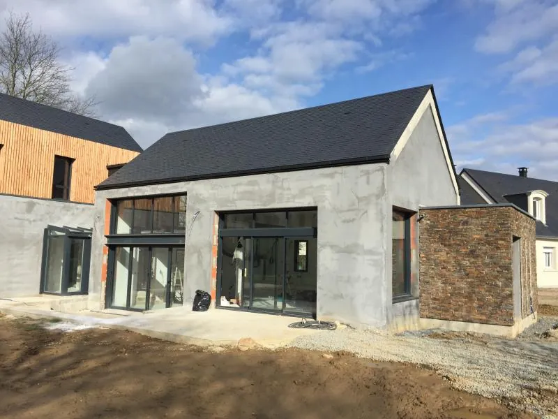 Baies vitrées aluminium posées sur une maison contemporaine par Belisson Ploneis
