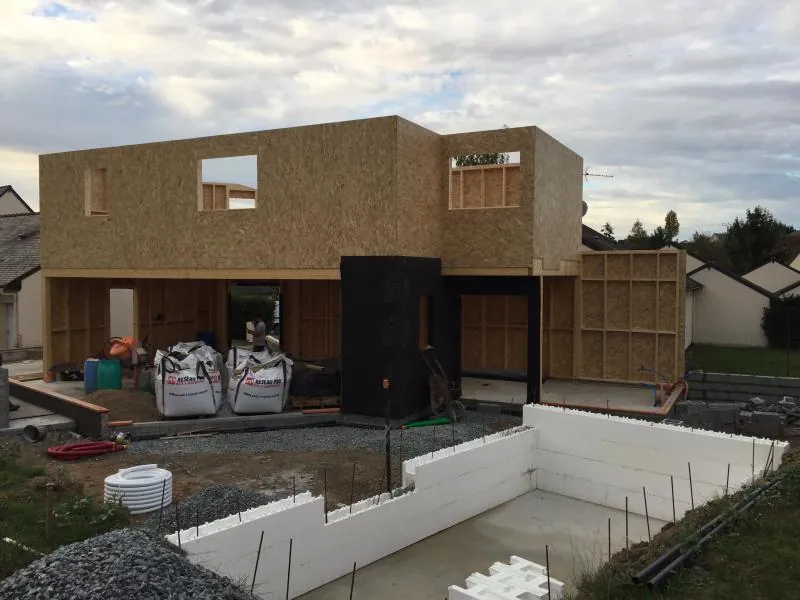 Maison à ossature bois de deux étages en cours de construction