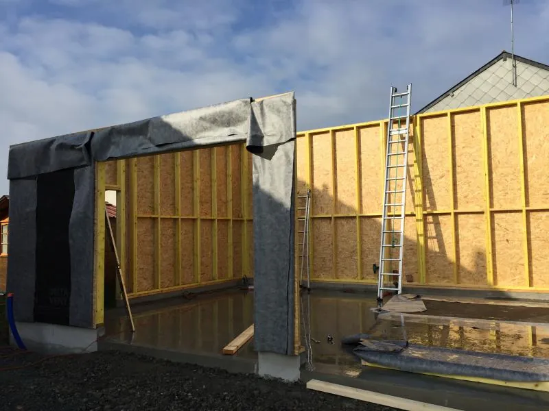 Ossature bois avec panneaux OSB et pare-pluie posés sur les murs