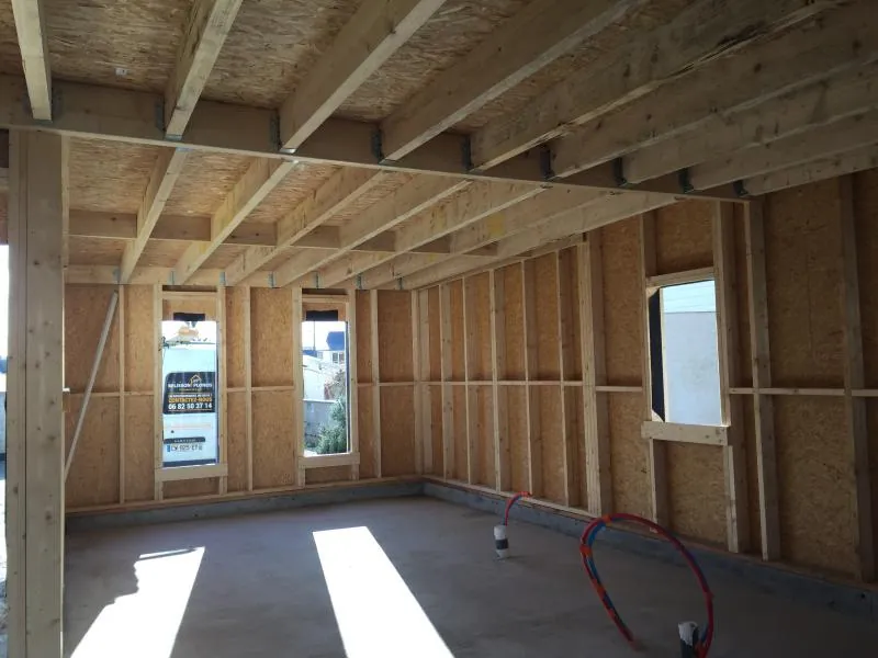 Plancher sur solives en bois à l'intérieur d'une ossature bois