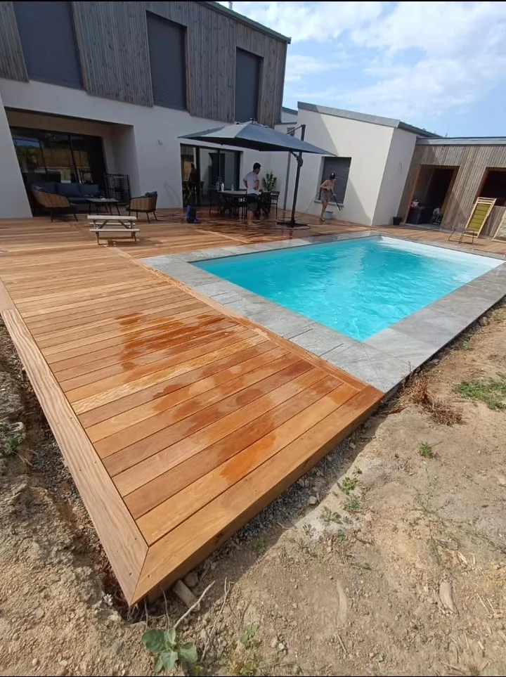 Terrasse en bois aménagée dans un jardin