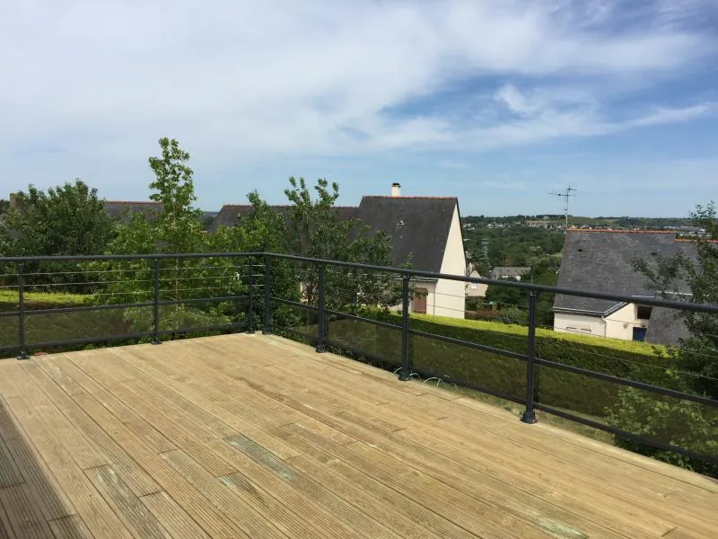Terrasse toiture avec vue panoramique et garde-corps métallique