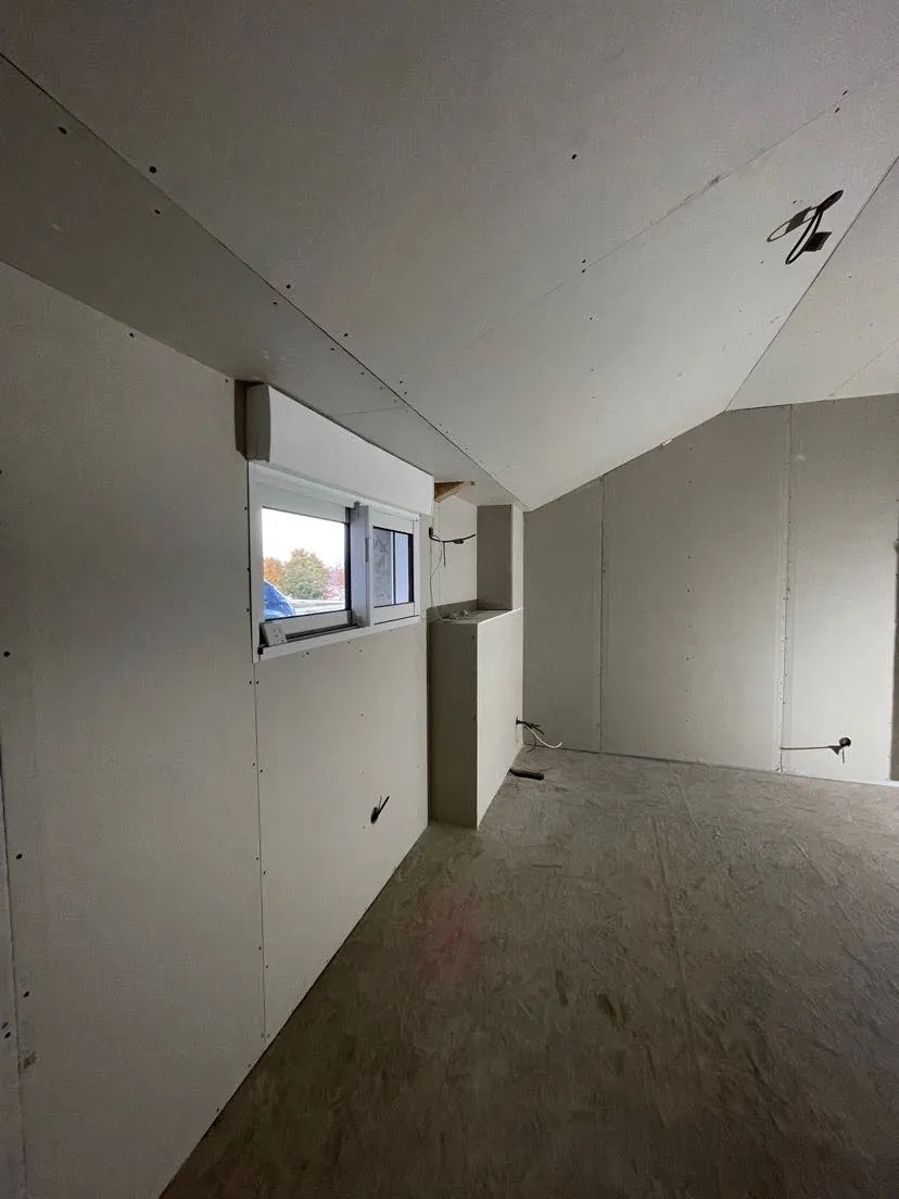 Aménagement de combles en cloison sèche avec fenêtre