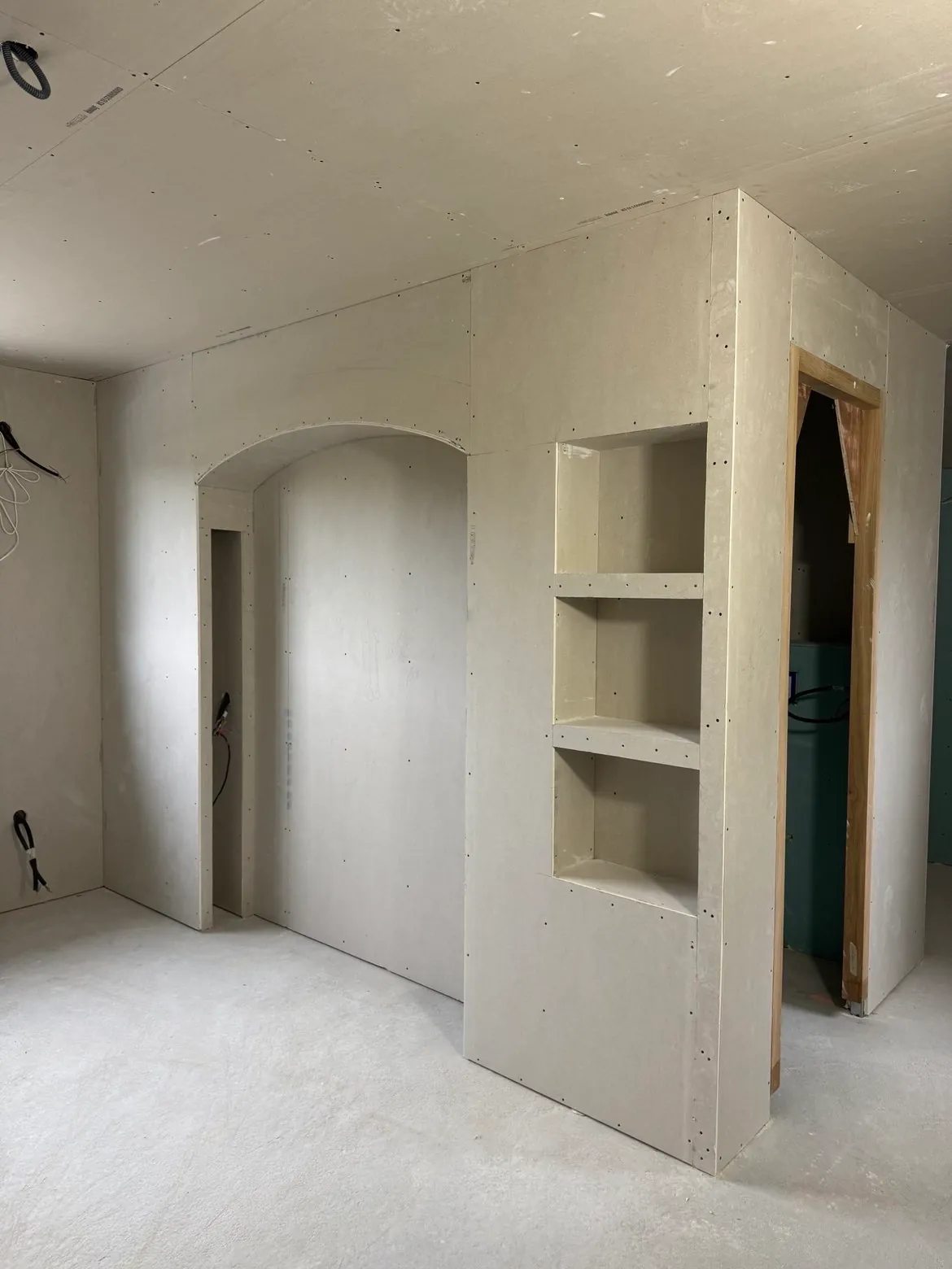 Cloison avec niche cintrée et étagères intégrées sur mesure