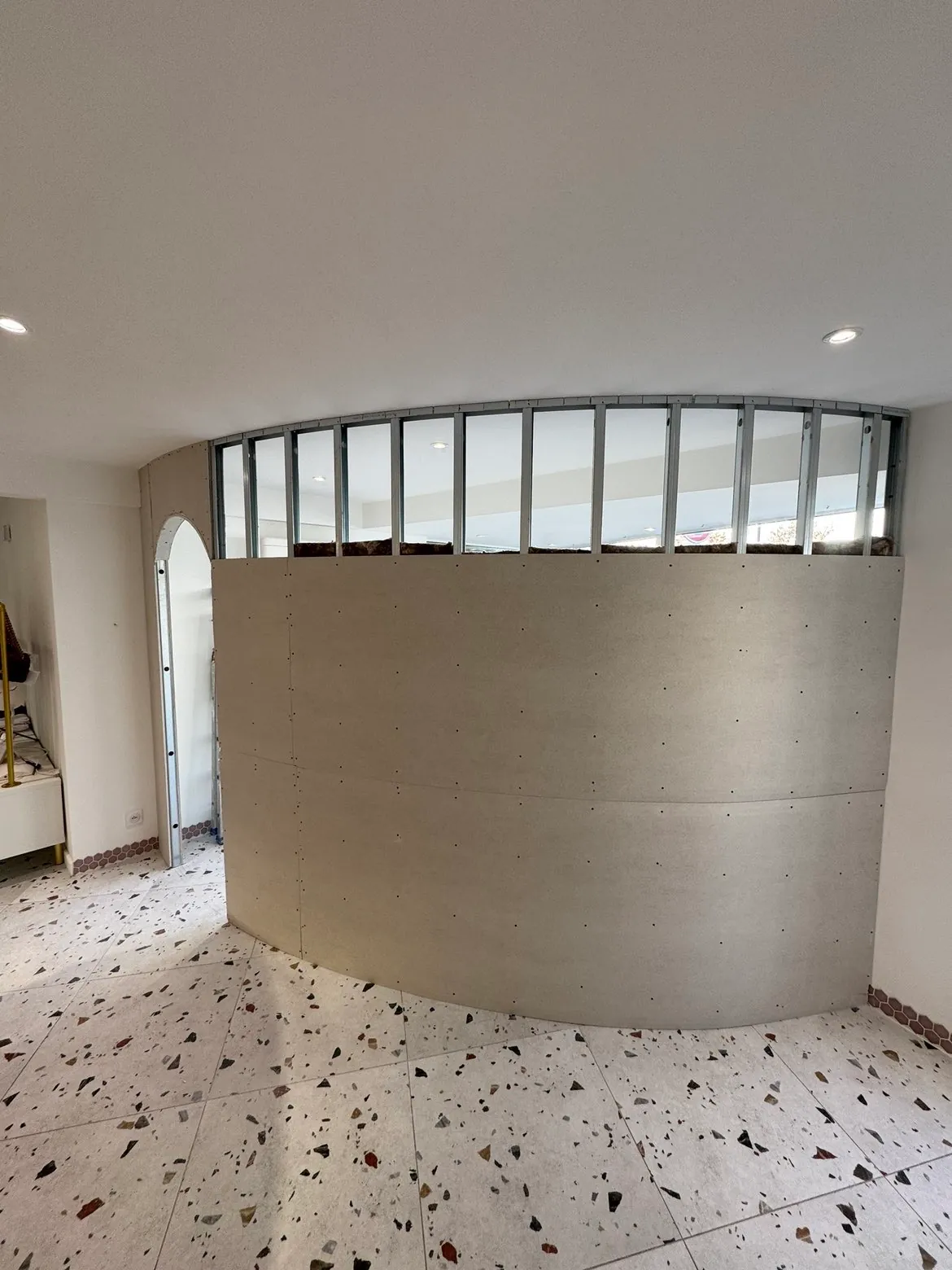 Cloison sèche courbe avec bandeau vitré réalisée dans un local commercial à Chalonnes-sur-Loire