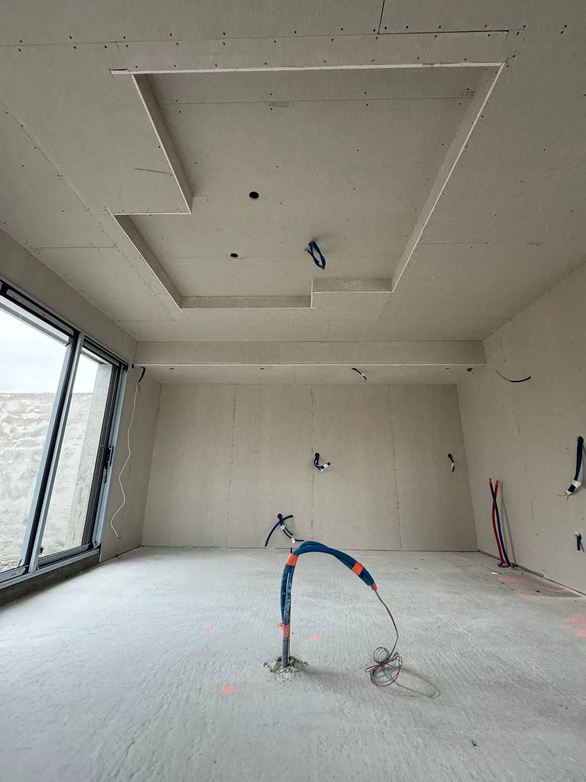 Faux plafond décoratif en creux dans une construction neuve