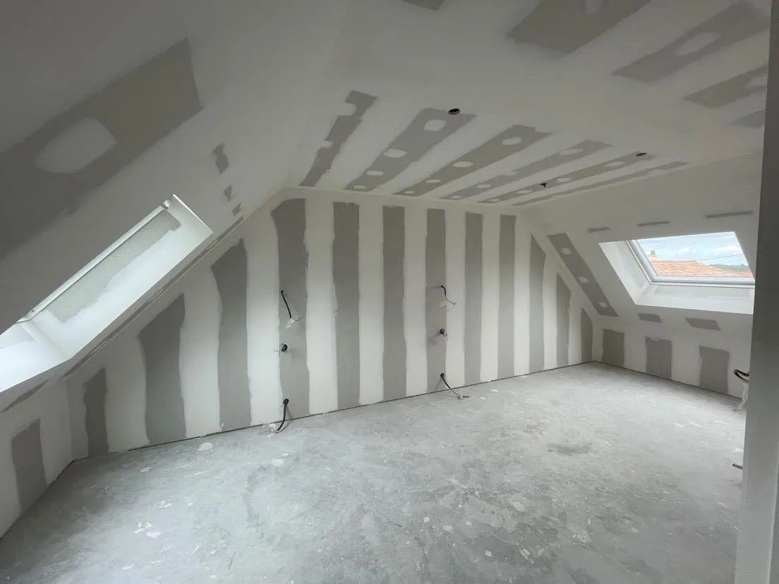 Isolation des rampants de toiture sous combles avec fenêtre Velux
