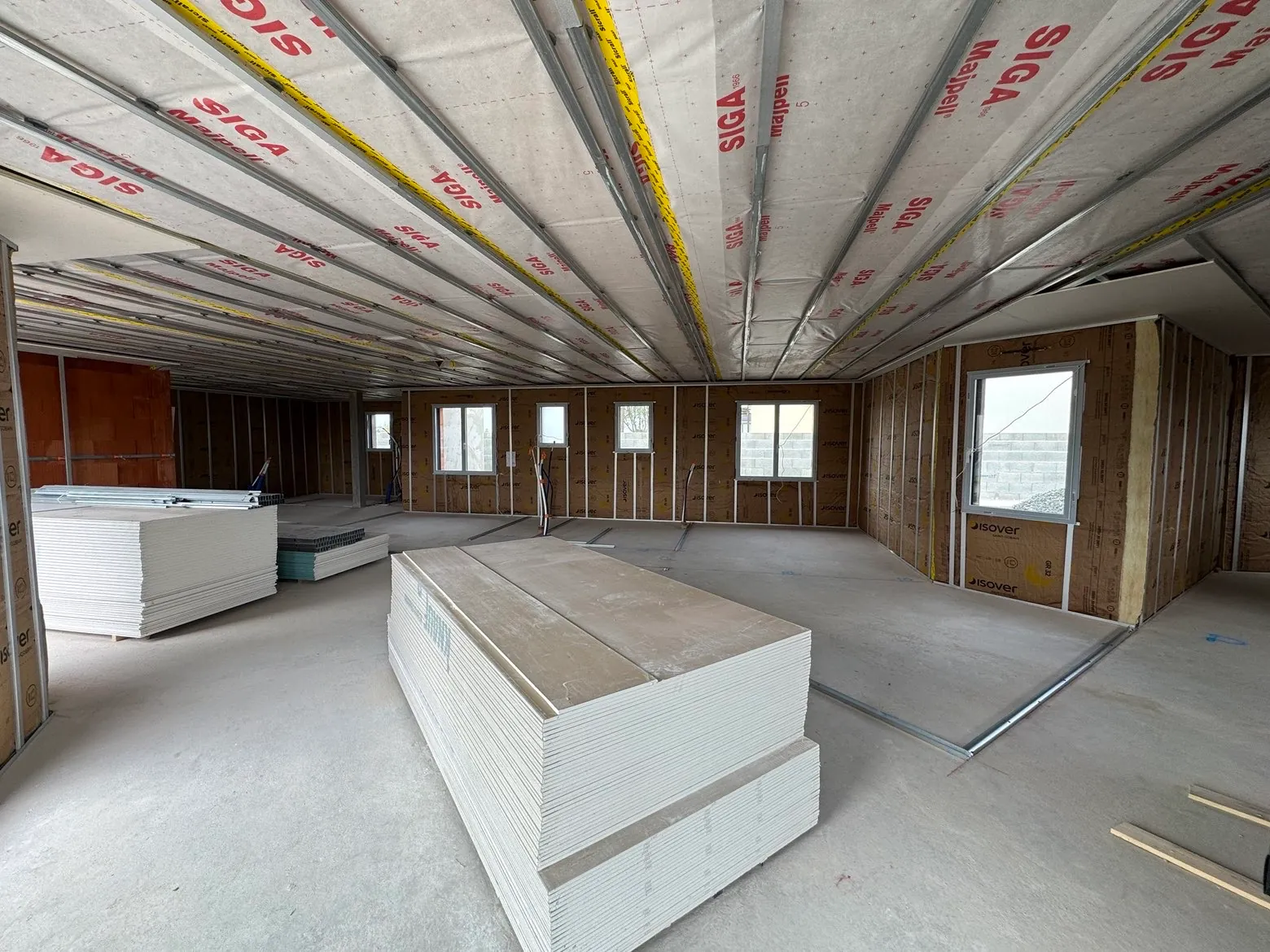 Isolation thermique et ossature bois dans une maison neuve avant la pose des cloisons