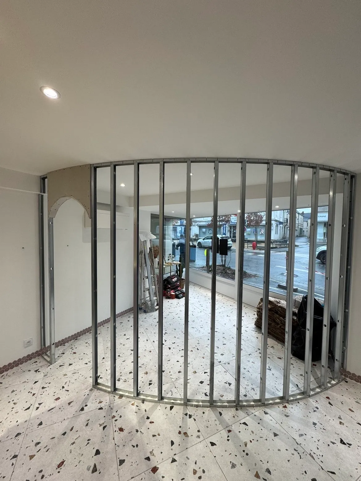 Ossature métallique d'une cloison courbe avant la pose des plaques de plâtre