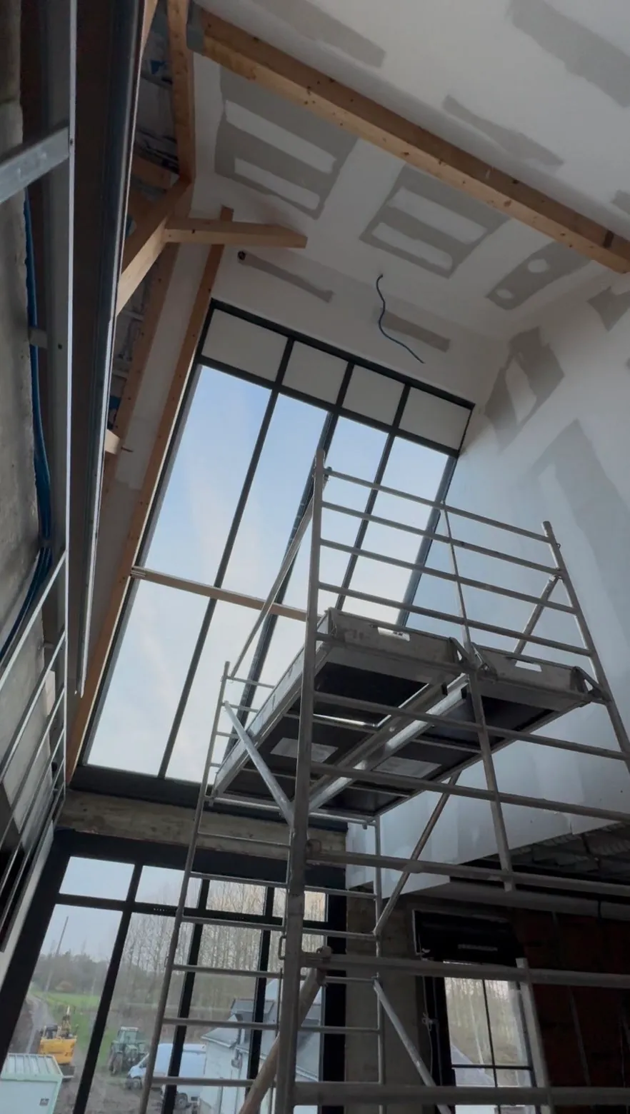 Plafond sous charpente bois apparente avec grande verrière et hauteur sous plafond